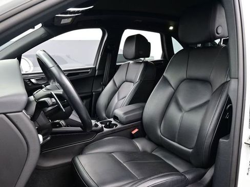 Certified 2024 Porsche Macan AWD/4WD image 5