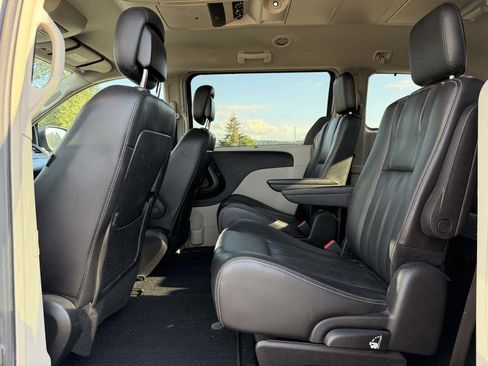 Used 2014 Chrysler Town & Country Touring-L w/ Driver Convenience Group FWD image 14