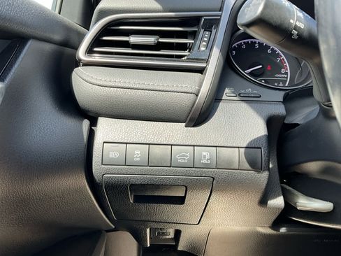 Used 2021 Toyota Camry SE image 19