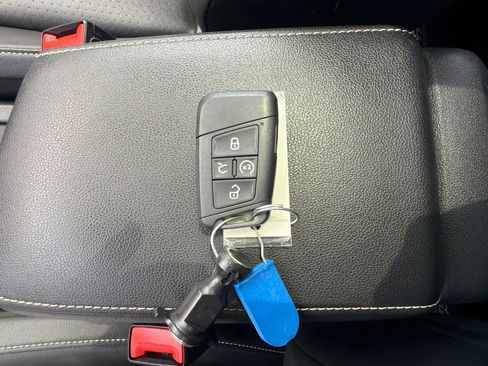 Used 2023 Volkswagen Tiguan SE w/ Panoramic Sunroof Package FWD image 37