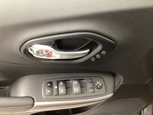 Used 2022 Jeep Cherokee Limited image 27