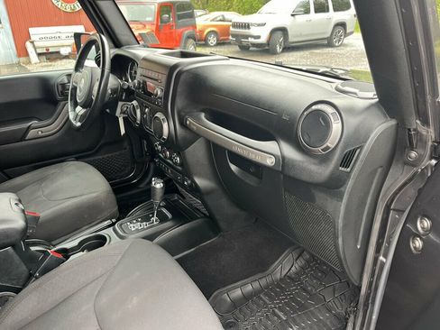 Used 2018 Jeep Wrangler Unlimited Sport S AWD/4WD image 41