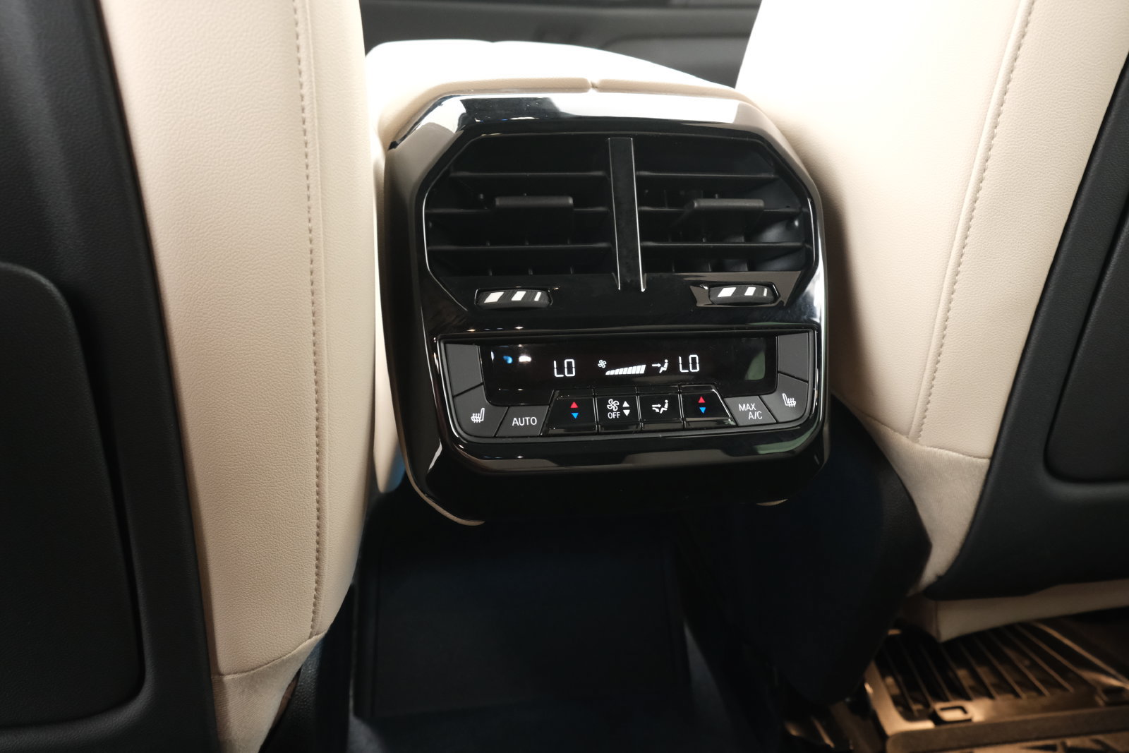 Used 2024 BMW iX xDrive50 w/ Premium Package AWD/4WD image 34