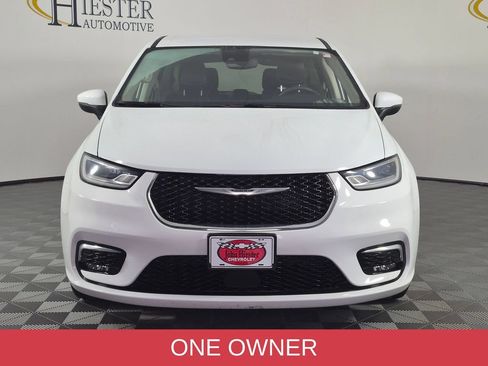 Used 2023 Chrysler Pacifica Touring-L FWD image 3