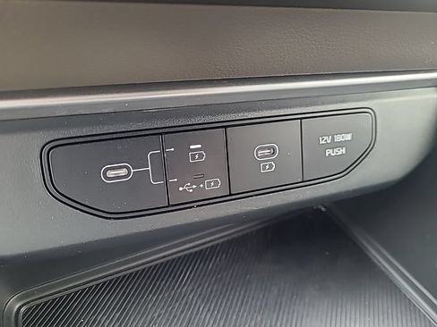 Used 2025 Kia Carnival FWD image 32