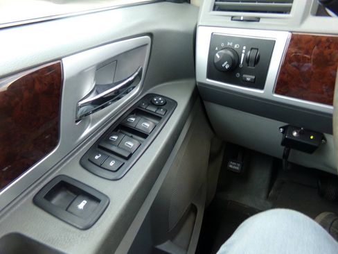 Used 2010 Chrysler Town & Country Touring FWD image 7