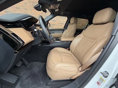 Used 2025 Land Rover Range Rover Sport SE image 5