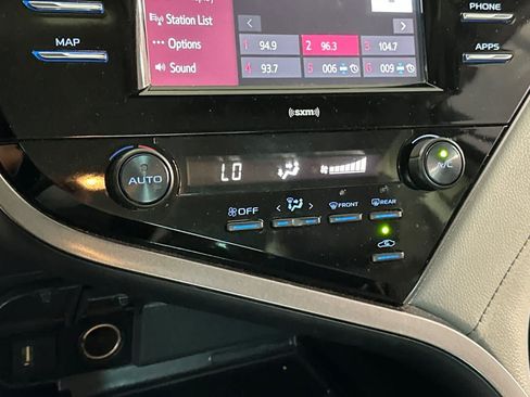 Used 2020 Toyota Camry SE FWD image 21