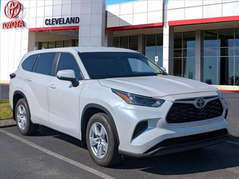 Used 2023 Toyota Highlander L image 2