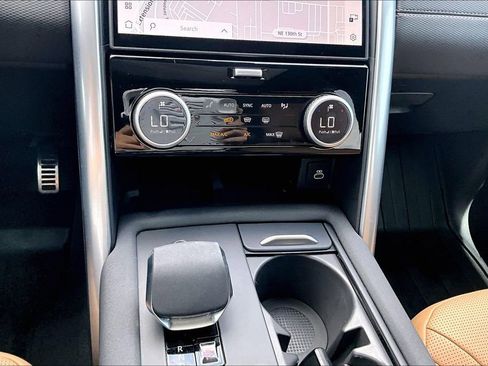 Used 2025 Land Rover Discovery Dynamic SE AWD/4WD image 24
