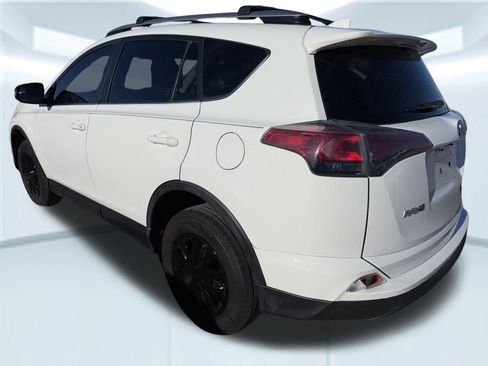 Used 2018 Toyota RAV4 LE image 8