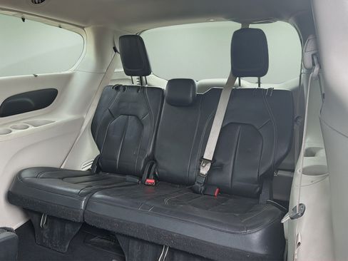 Used 2022 Chrysler Pacifica Touring-L FWD image 13