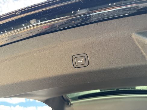 Used 2025 GMC Yukon AT4 Ultimate w/ LPO, Illumination Package image 9