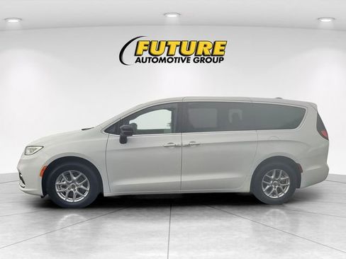 Used 2024 Chrysler Pacifica Touring image 6