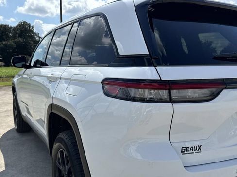 New 2025 Jeep Grand Cherokee Altitude image 9