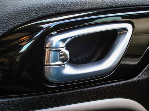 Used 2025 Jeep Compass Limited image 9