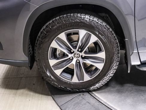 Used 2020 Toyota Highlander XLE AWD/4WD image 10