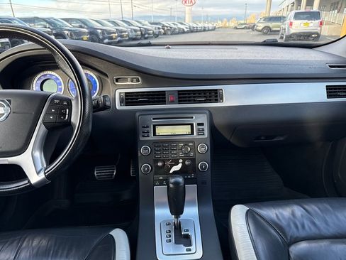 Used 2010 Volvo V70 R-Design image 22