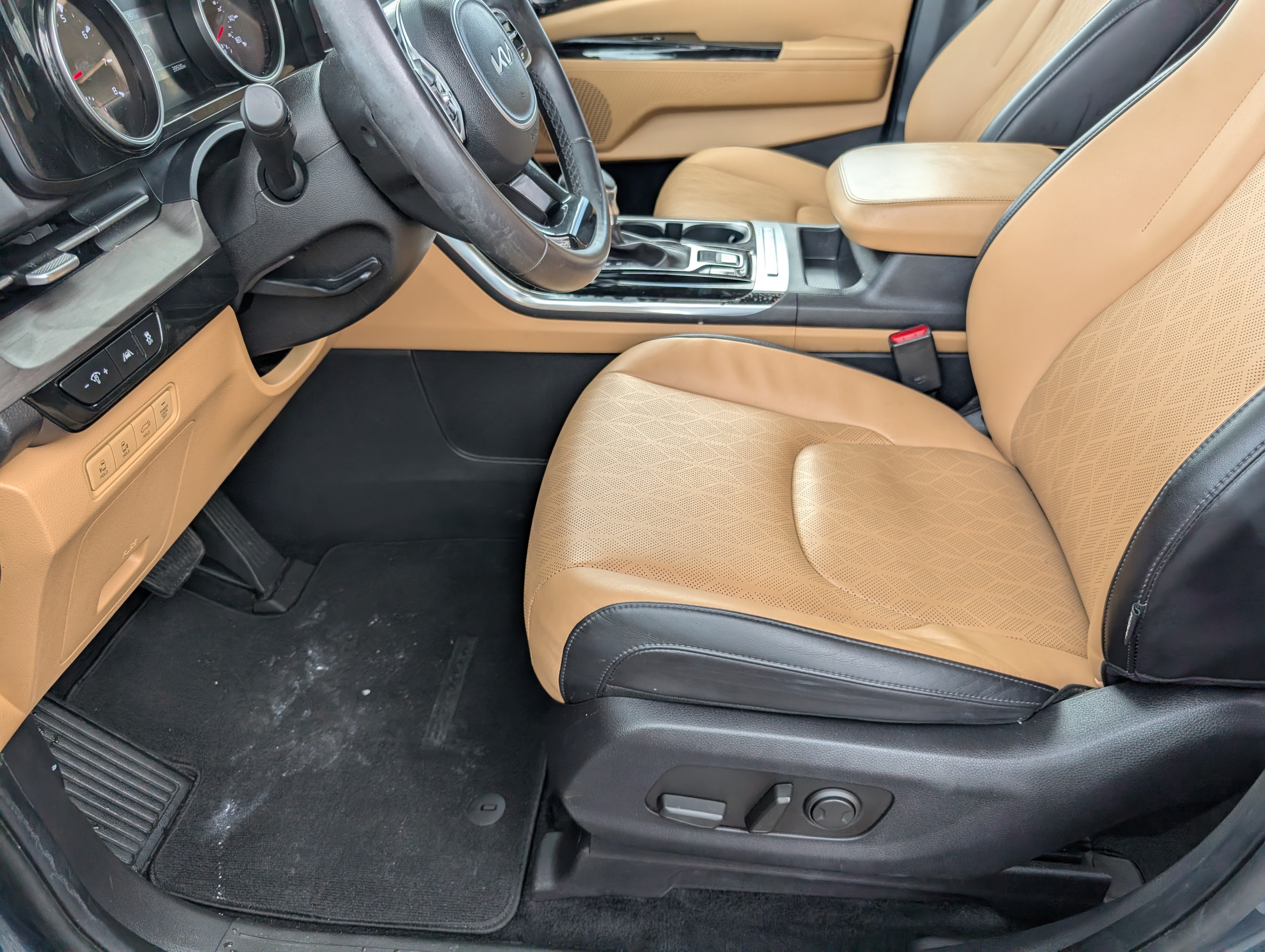 Used 2024 Kia Carnival EX FWD image 15