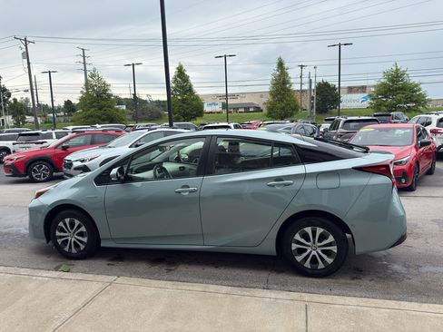 Used 2019 Toyota Prius LE AWD/4WD image 3