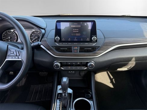 Used 2024 Nissan Altima 2.5 SV image 11