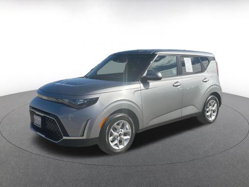 Used 2025 Kia Soul LX w/ LX Technology Package FWD image 4