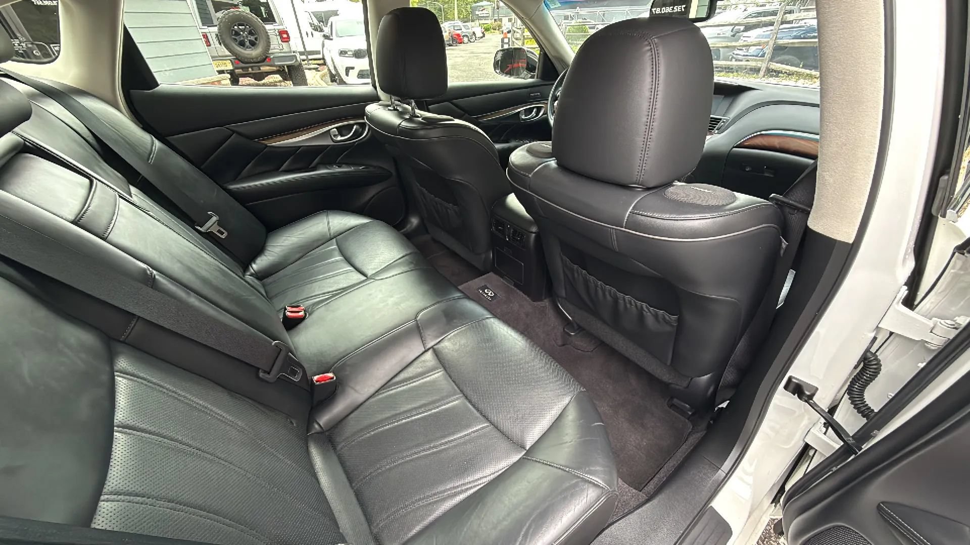 Used 2015 INFINITI Q70 3.7 w/ Deluxe Touring Package AWD/4WD image 21