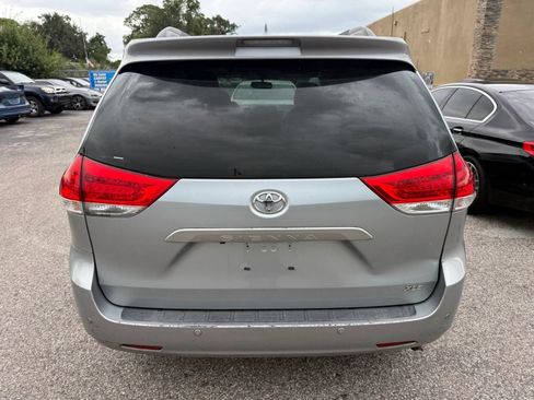 Used 2014 Toyota Sienna XLE w/ XLE Premium Package FWD image 3
