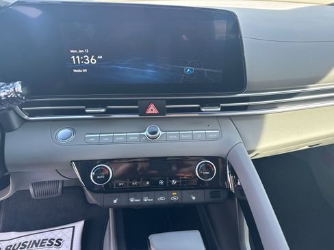 New 2025 Hyundai Elantra SEL image 28