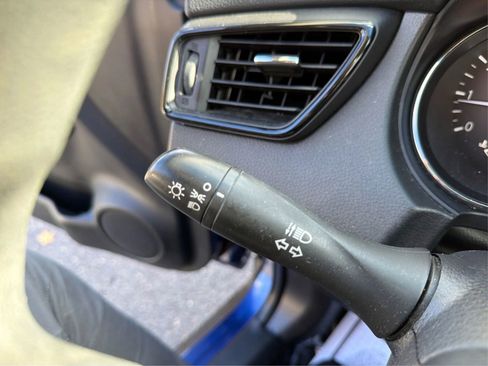 Used 2017 Nissan Rogue S image 25