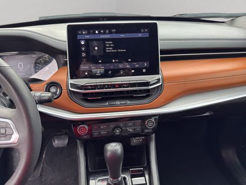 Used 2025 Jeep Compass Limited image 30