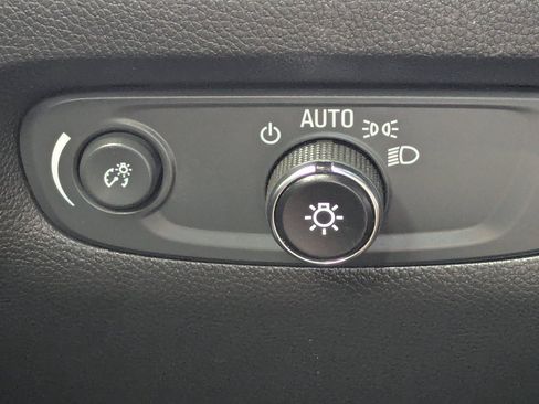 Used 2023 Chevrolet Traverse Premier FWD image 23