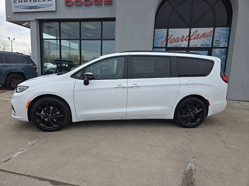 New 2026 Chrysler Pacifica Select w/ S Appearance Package FWD image 5