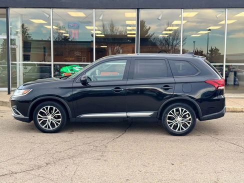 Used 2017 Mitsubishi Outlander SE image 3