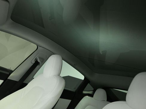 Used 2022 Tesla Model Y Long Range image 11