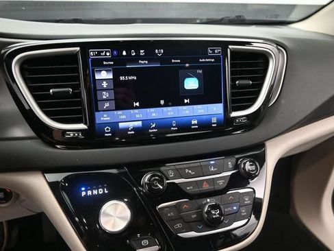 Used 2023 Chrysler Pacifica Touring-L FWD image 32