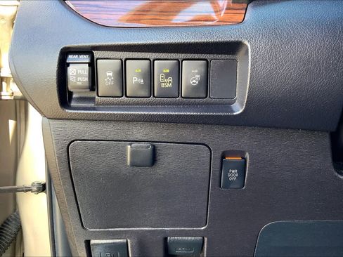 Used 2015 Toyota Sienna Limited FWD image 33