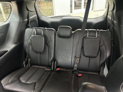 Used 2025 Chrysler Pacifica Select FWD image 16