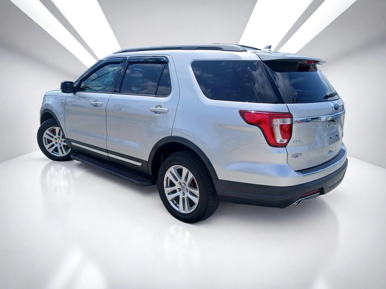 Used 2018 Ford Explorer XLT w/ Equipment Group 202A AWD/4WD image 5