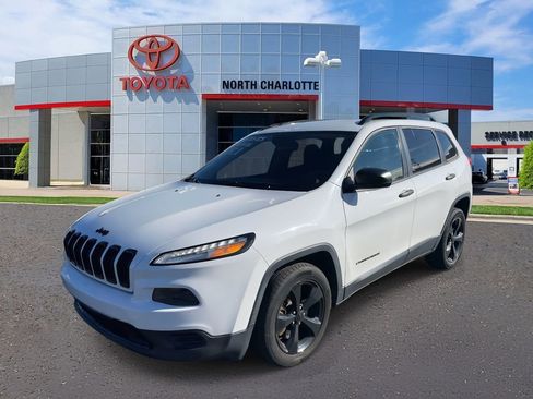 Used 2016 Jeep Cherokee Sport image 6