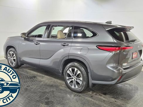 Used 2021 Toyota Highlander XLE image 6