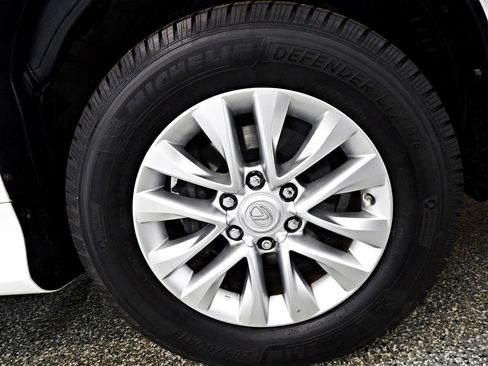 Used 2018 Lexus GX 460 Premium w/ Premium Package image 24