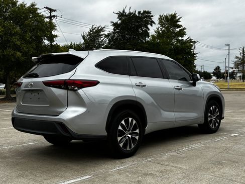 Used 2020 Toyota Highlander XLE FWD image 17