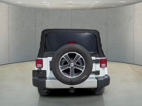 Used 2017 Jeep Wrangler Unlimited Sahara w/ Max Tow Package AWD/4WD image 4