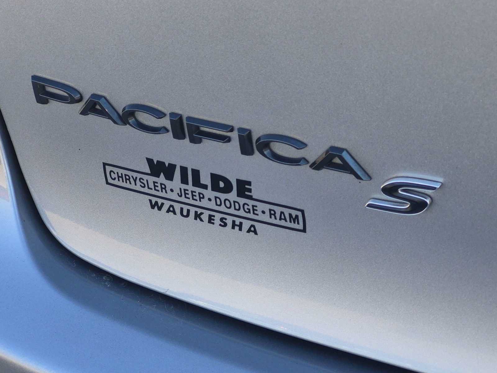 Used 2019 Chrysler Pacifica Touring Plus w/ S Appearance Package FWD image 12