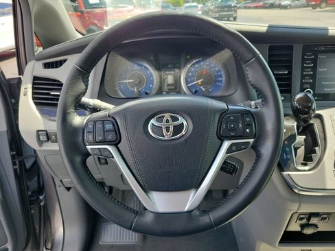 Used 2019 Toyota Sienna XLE w/ XLE Navigation Package FWD image 23