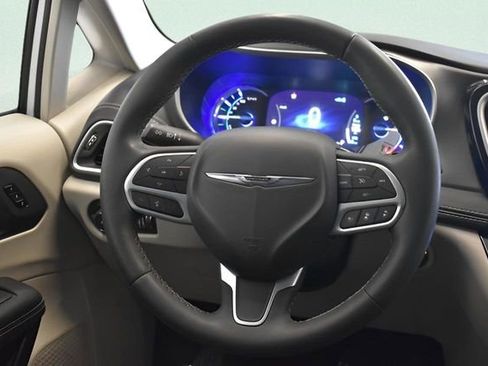 Used 2023 Chrysler Pacifica Touring-L image 26