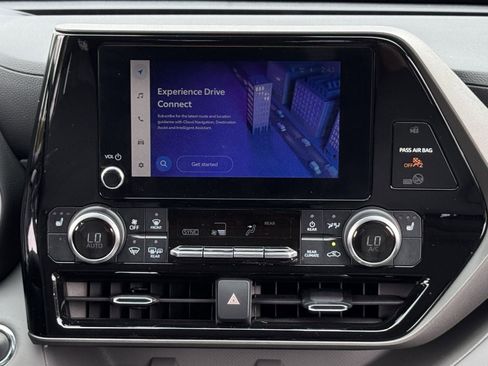 Used 2023 Toyota Highlander XLE FWD image 13