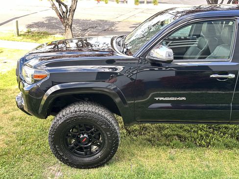 Used 2019 Toyota Tacoma Limited AWD/4WD image 10