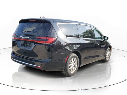 Used 2025 Chrysler Pacifica Select FWD image 4